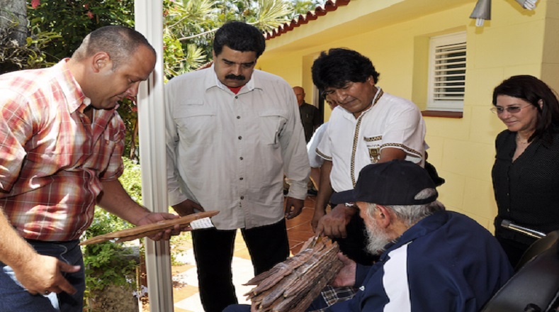 Fidel recibió obsequios especiales por parte de amigos que lo visitaron en su residencia.