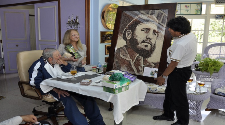 Morales le obsequió a Fidel un cuadro del Ché Guevara.