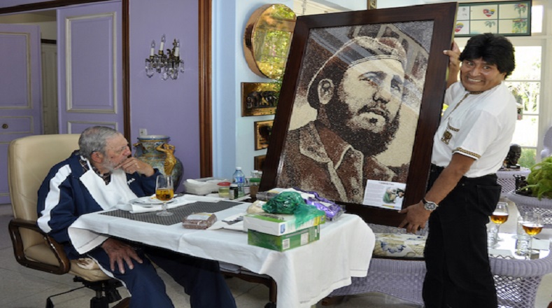 Fidel recibió el cuadro y agradeció a Evo Morales por sus muestras de cariño.