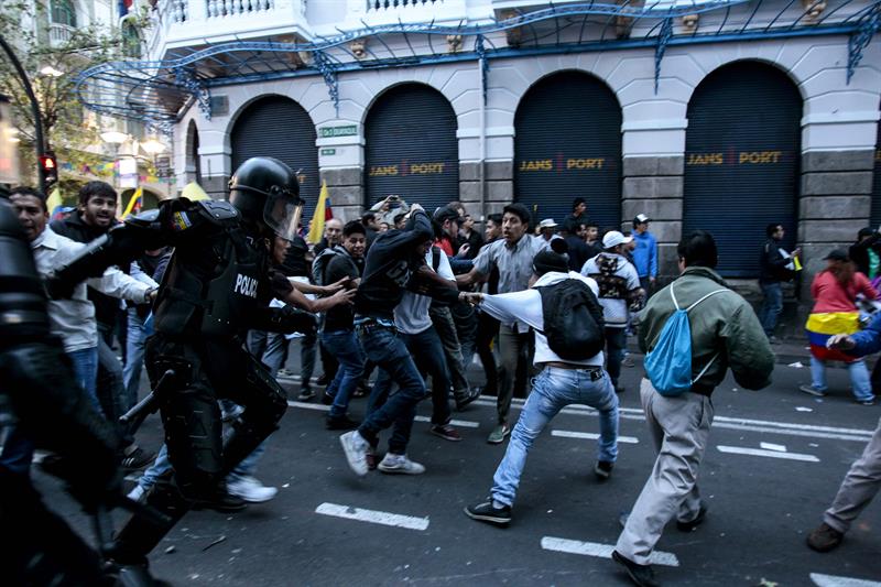 Por varios minutos los opositores sostuvieron enfrentamientos con funcionarios de la Policía.