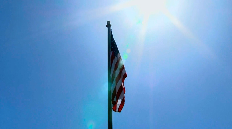 Luego de los actos protócolares, finalmente la bandera fue izada y se escuchó el himno estadounidense.