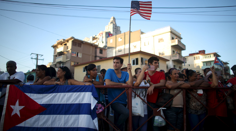 Cientos de cubanos presenciaron el acto protocolar, que forma parte del restablecimiento de las relaciones diplomáticas, pero no representa el fin del bloqueo impuesto por EE.UU. a la isla hace más de medio siglo. 