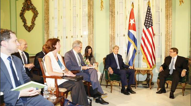 Luego del acto de izada de la bandera estadounidense, el secretario de Estado de EE.UU. Jhon Kerry se reunió con el canciller cubano, Bruno Rodríguez, para sostener conversaciones oficiales. 