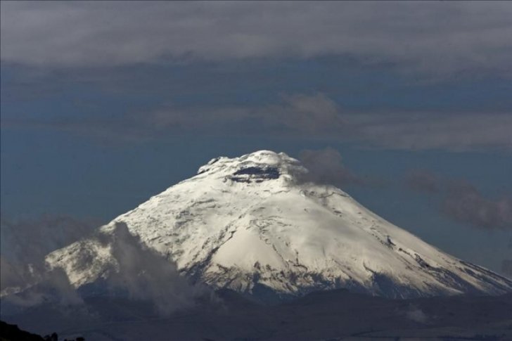 El volcán está ubicado en el Cantón Latacunga, en la Provincia de Cotopaxi.