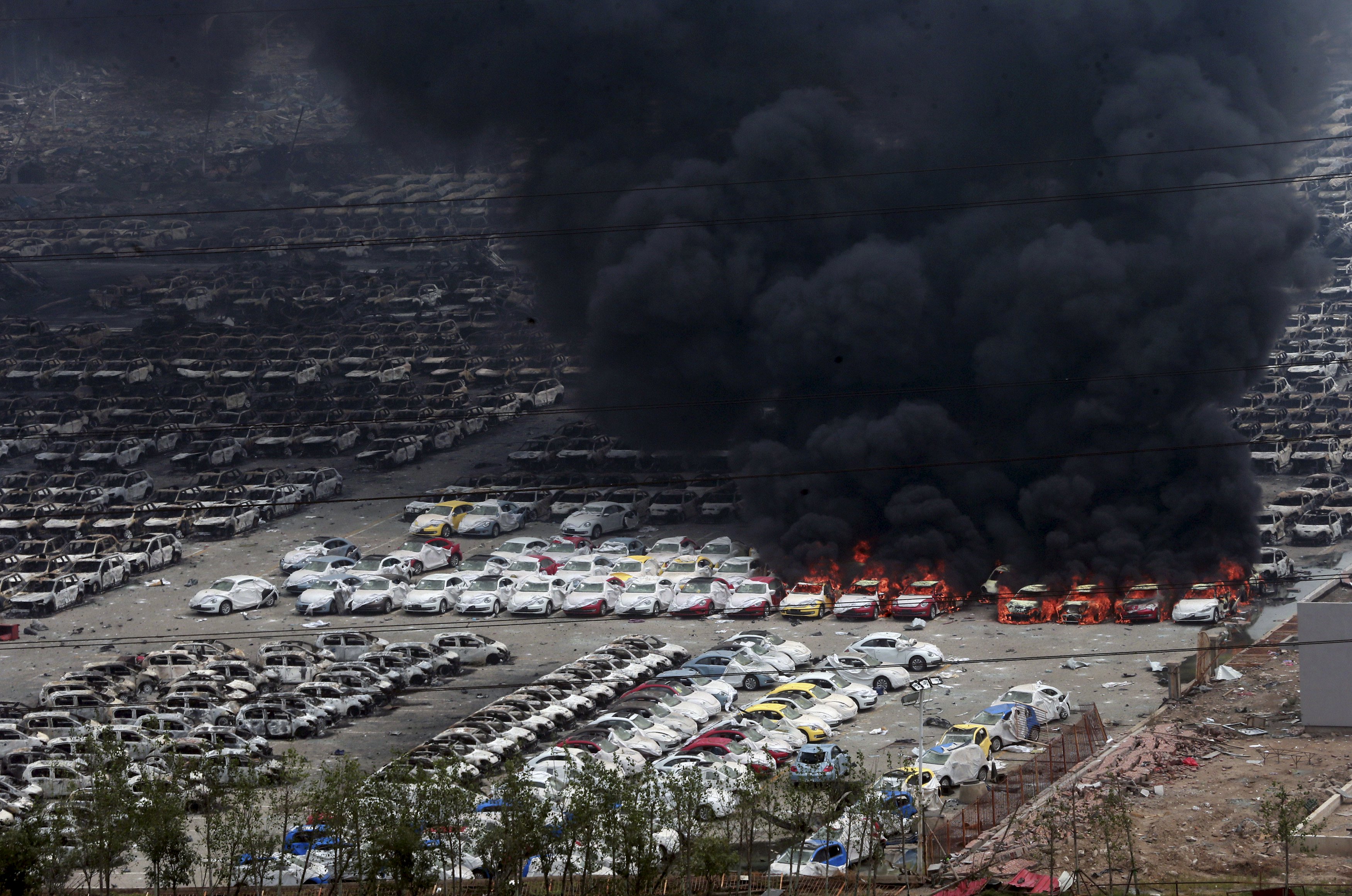 Unos 500 vehículos se quemaron en las explosiones.