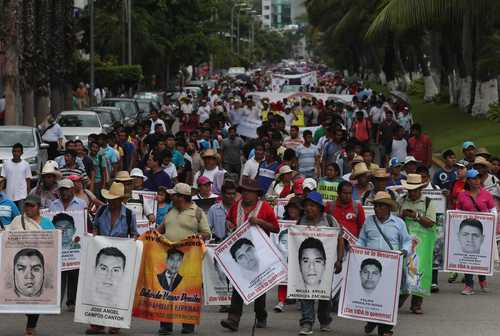 En Guerrero los profesores, junto a los padres de los 43 normalistas desaparecidos el año pasado exigieron la aparición con vida de los jóvenes.