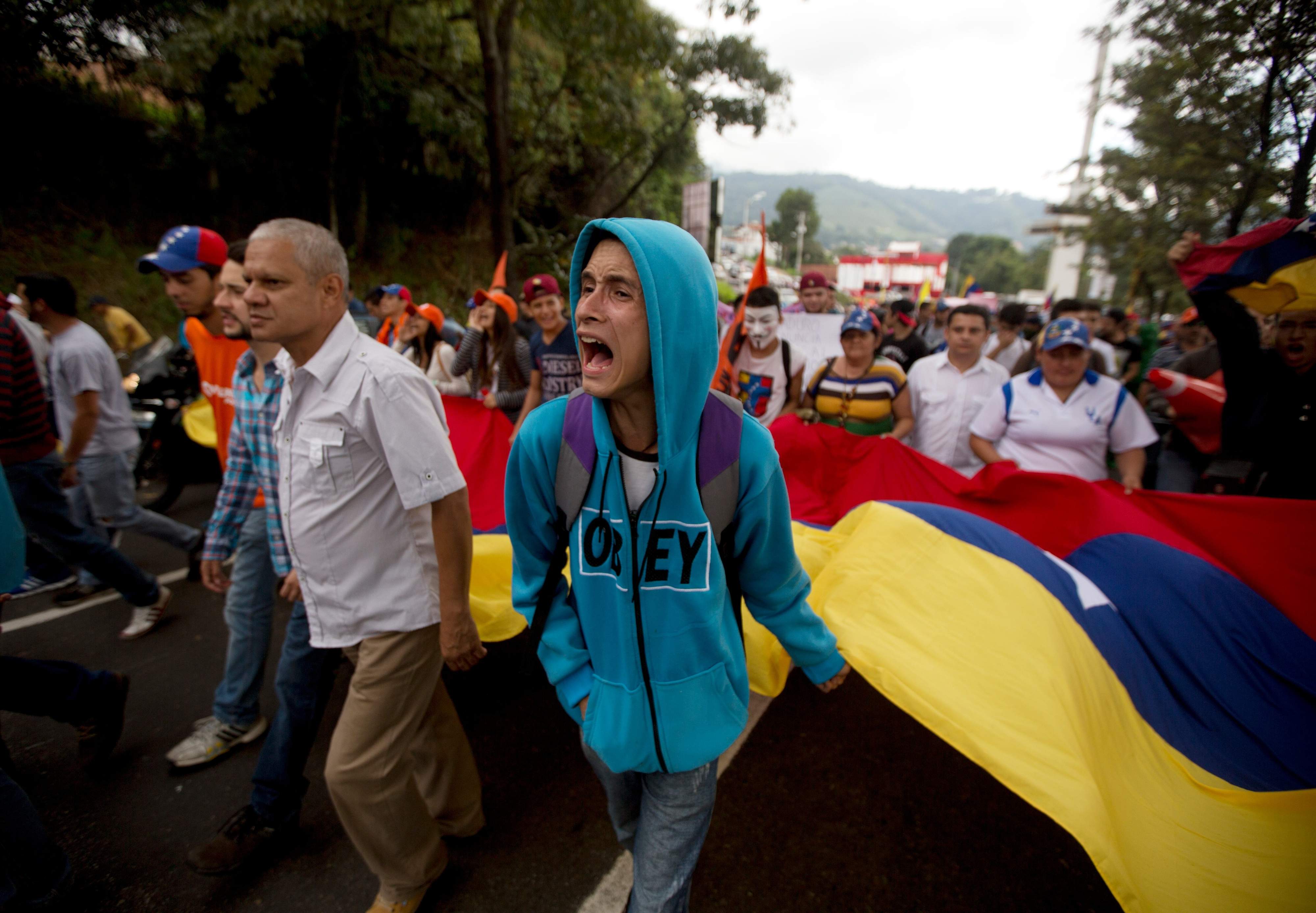 Opositores de clase media intentando tumbar al gobierno de Nicolás Maduro durante las guarimbas.