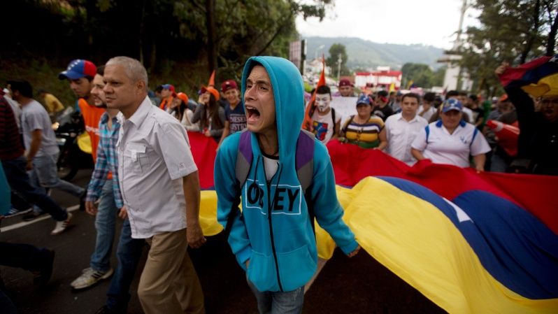 Opositores de clase media intentando tumbar al gobierno de Nicolás Maduro durante las guarimbas. 