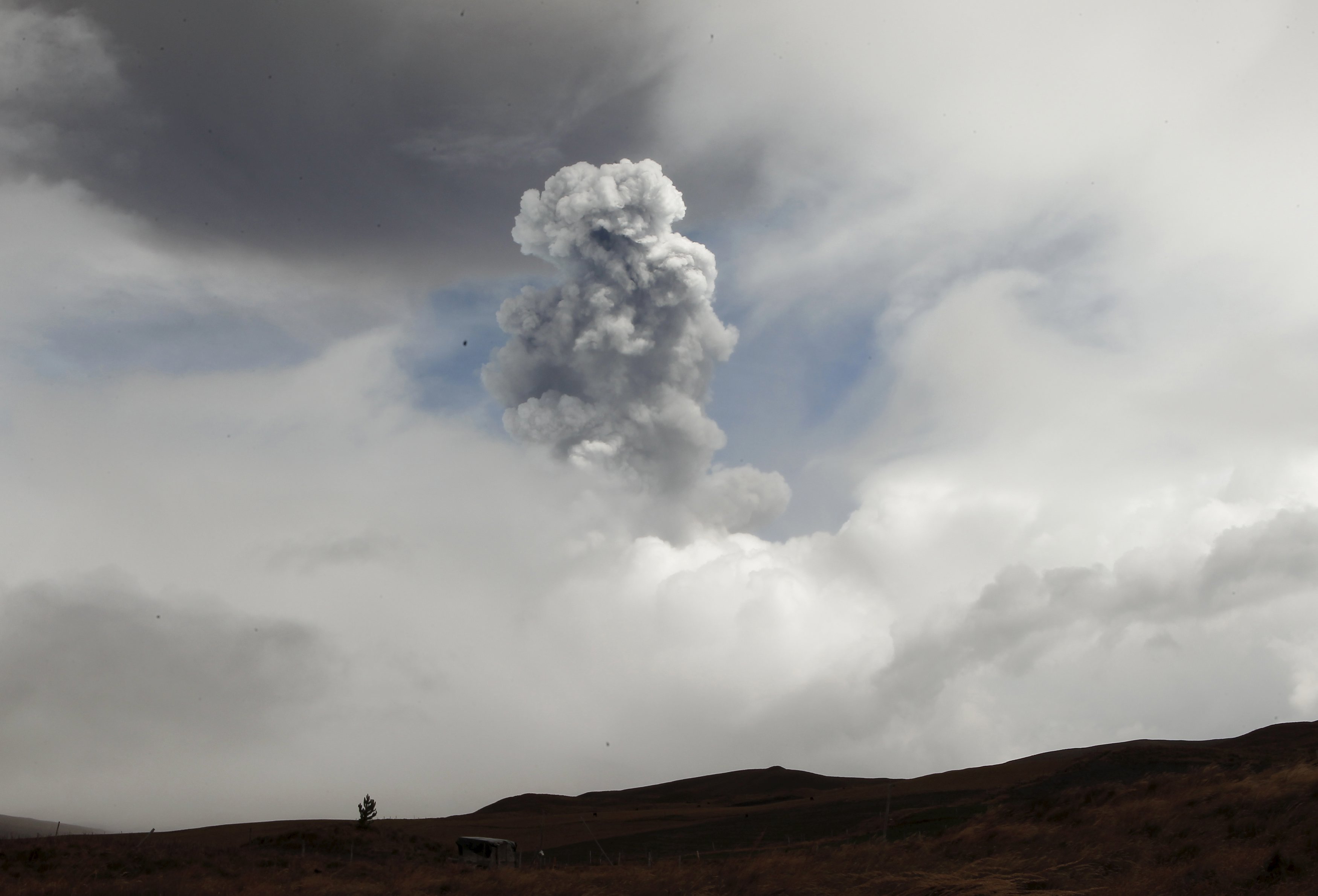 La actividad del volcán mantiene en alerta amarilla a las autoridades.