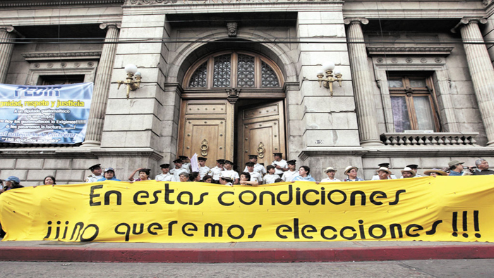 Manifestantes en el Congreso de Guatemala para exigir que se le revoque la inmunidad al presidente Otto Pérez Molina.