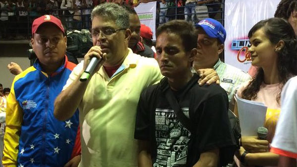 Elías Jaua junto con Oliver, el joven que Hugo Chávez rescató de las calles.