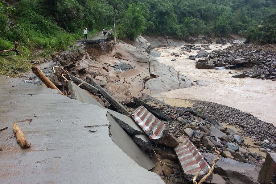Algunas carreteras quedaron bloqueadas por el desbordamiento de ríos.