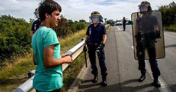 Autoridades evitarán el paso de migrantes por el Canal de la Mancha.