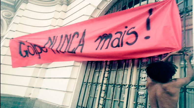 Plaza Cinelandia - Río de Janeiro | Comienzan a llegar las banderas al acto contra el Golpe.