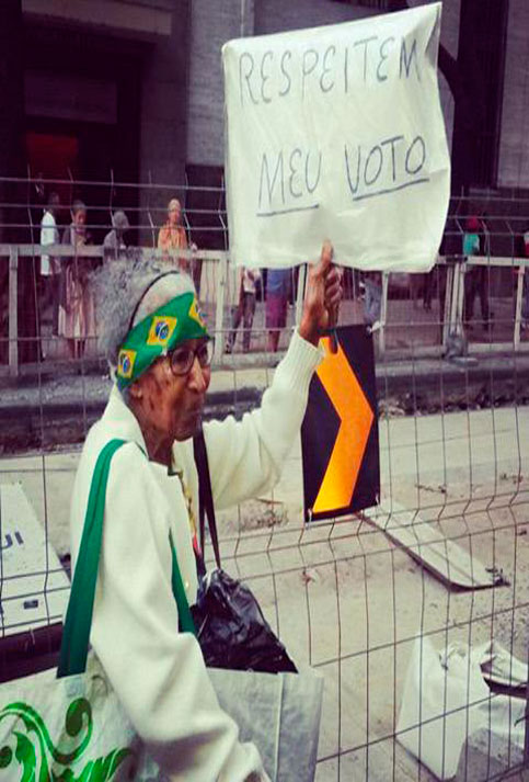 Pensionista Maria Soares da su mensaje en la Avenida Rio Branco, "Respeta mi voto".