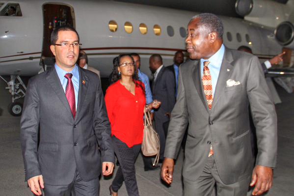 Arreaza fue recibido por altos funcionarios del Gobierno haitiano.