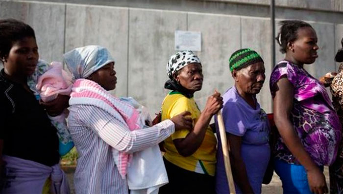 Inmigrantes haitianos esperan para registrarse con las autoridades de República Dominicana.