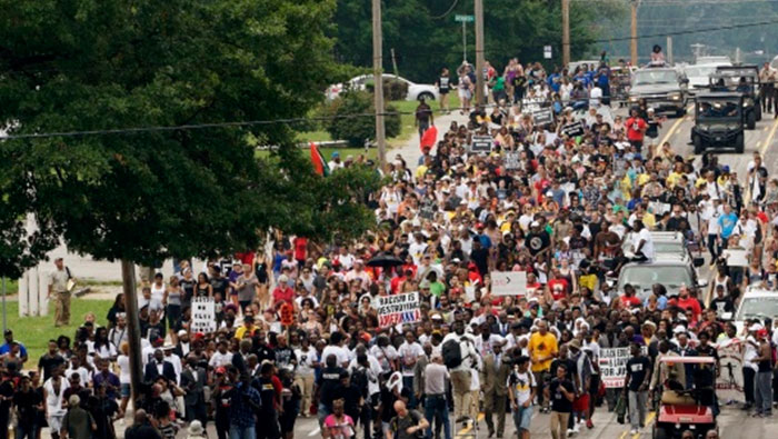 Una marcha de protesta encabezada por Michael Brown Sr. recorre las calles al conmemorar un aniversario más de la muerte de su hijo Michael Brown Jr. en Ferguson, Missouri.