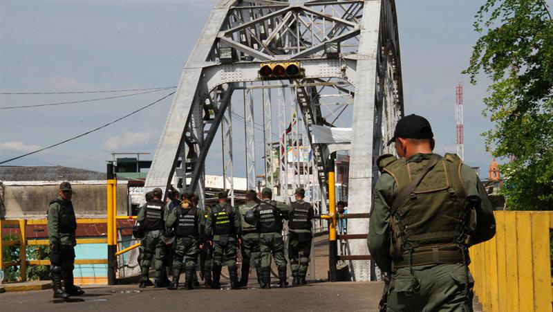 Miembros de la Guardia Nacional Bolivariana de Venezuela (GNB) resguardan las inmediaciones del Puente Internacional Simón Bolívar.