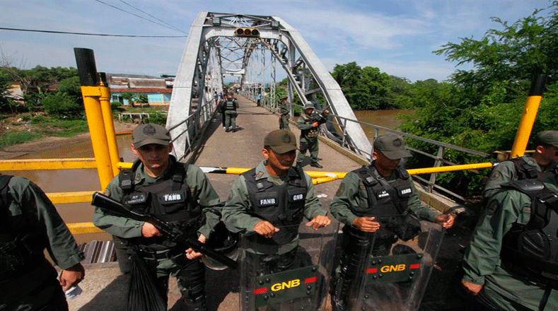Miembros de la Guardia Nacional Bolivariana de Venezuela (GNB) resguardan las inmediaciones del puente internacional Unión.
