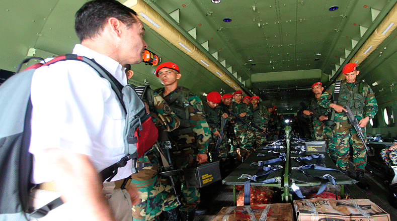 Elementos de la Guardia Nacional Bolivariana (GNB) esperan para descender de un avión de transporte de la Fuerza Aérea Venezolana cerca de la frontera entre Venezuela y Colombia, en La Fría, estado de Táchira, Venezuela, el 21 de agosto de 2015.
