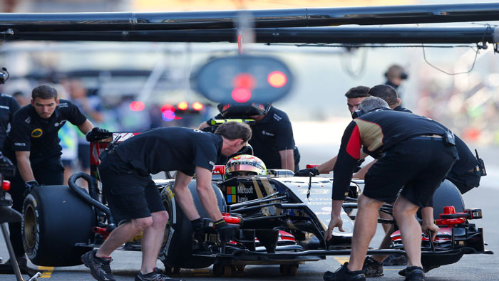 Mecánicos empujan el monoplaza del piloto venezolano de Fórmula Uno Pastor Maldonado, de Lotus, durante la primera sesión de entrenamientos libres en el circuito de Spa-Francorchamps en Bélgica.