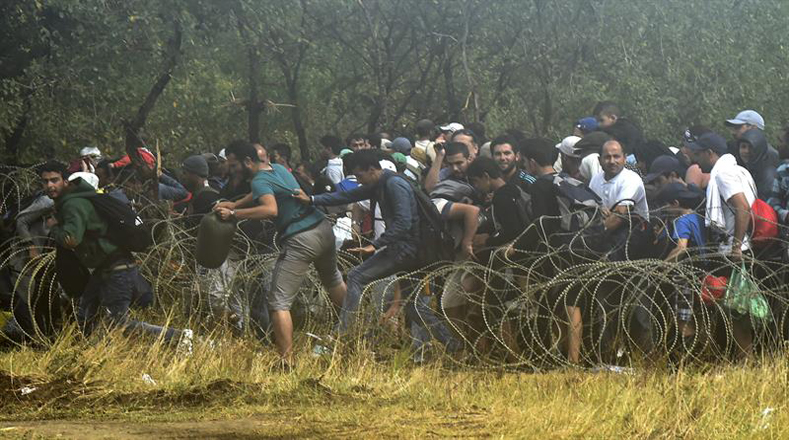 Miles de migrantes rompieron barricadas de la policía en la frontera de Macedonia con Grecia.