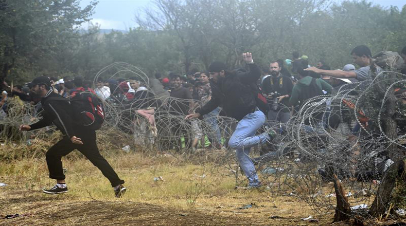 Las fuerzas especiales de Macedonia bloquearon la frontera ilegal entre Macedonia y Grecia que era cruzada por los migrantes.