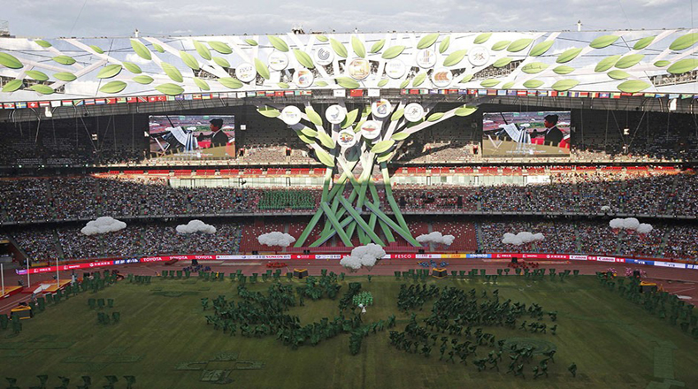 Intérpretes participan en la ceremonia inaugural de los Campeonatos del Mundo de atletismo en el Estadio Nacional en Beijing. 