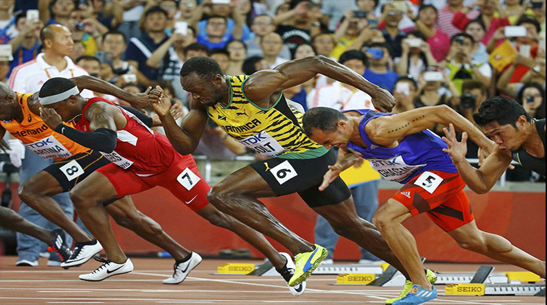 Usain Bolt de Jamaica en la partida de los 100 metros planos para hombres.