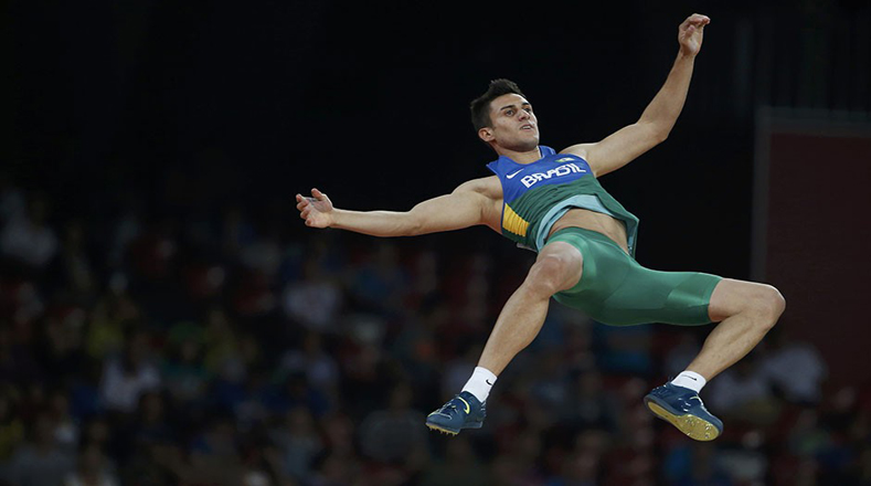 Da Silva de Brasil compite en salto con pértiga, ronda de clasificación de los hombres durante los Campeonatos del Mundo de atletismo.