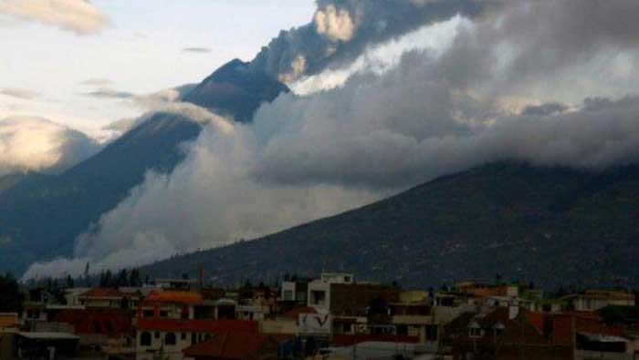 La cortina de humo expulsada por el volcán Tungurahua alcanzó los dos kilómetros de altura.