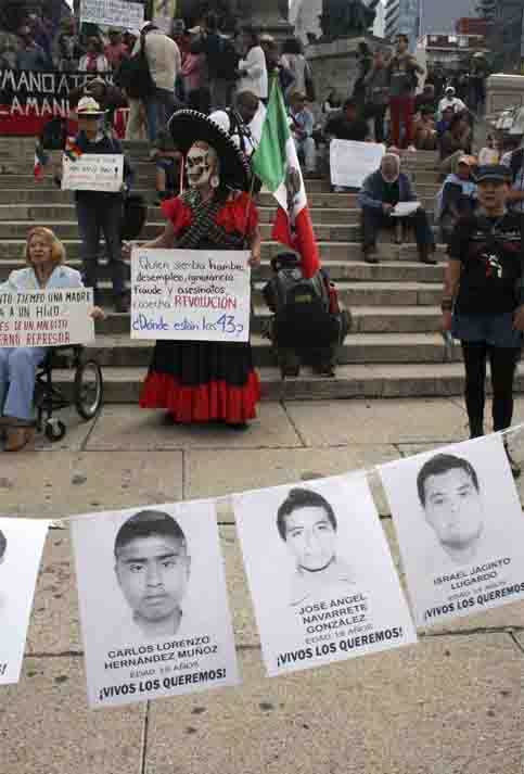 Un icono de la cultura mexicana, la Catrina, asegura que las malas políticas del país han conllevado a "sembrar la revolución" para solicitar respuesta en el caso Ayotzinapa. 