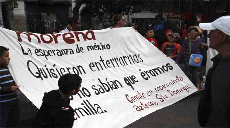 El Comité en Movimiento Aztecas levantó su pancarta contra los que pretenden hacer creer que el pueblo mexicano ha olvidado el crimen del sur del país. 