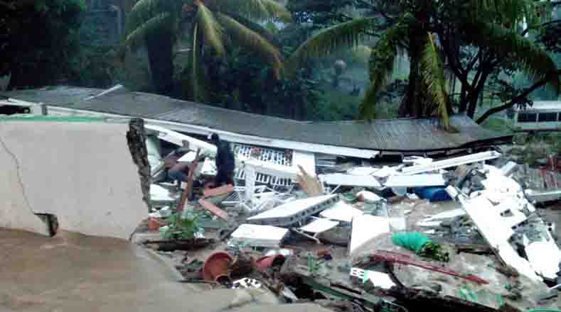 El paso del huracán causó importantes daños en las viviendas, carreteras y puentes en Dominica.