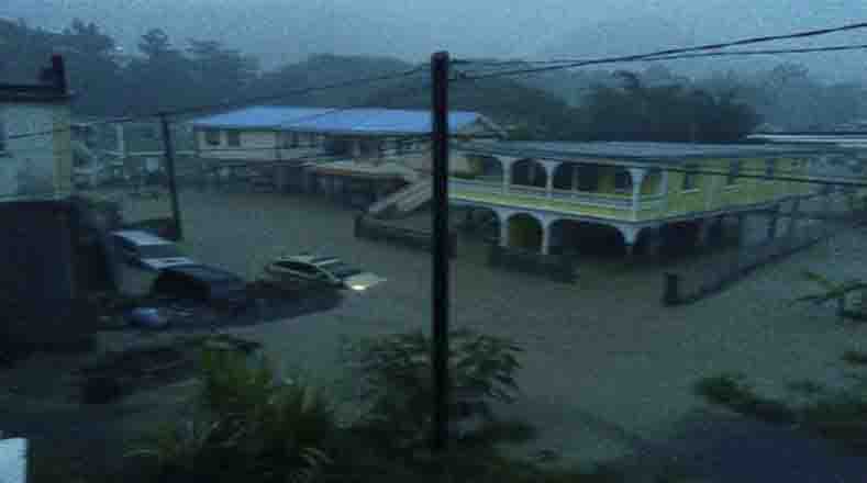 El río en Flooding in Roseau, Capital de Dominica se desbordó completamente causando inundaciones de forma inmediata. 