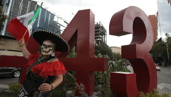 Con esta emotiva imagen, los mexicanos exigen la aparición con vida de los 43 estudiantes de la rural Raúl Isidro Burgos de Ayotzinapa.