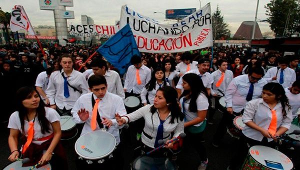 Los estudiantes de Chile salieron nuevamente a las calles para exigir al Gobierno de Michelle Bachelet promover una ley que garantice la educación gratuita en todos los rincones de ese país suramericano.