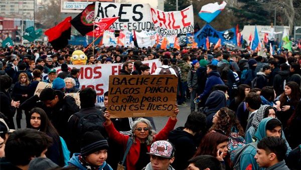 Los estudiantes realizaron varias actividades en la capital chilena en rechazo a la inacción del Gobierno frente a la crisis educativa.