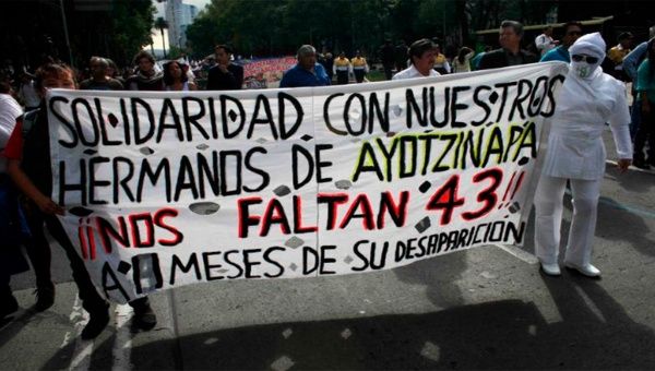 Los mexicanos se siguen solidarizando con familiares y amigos de los normalistas.