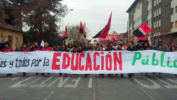 La lucha por una educación gratuita en Chile no cesa. Miembros de la población civil se unieron a la movilización convocada por estudiantes de la educación superior.