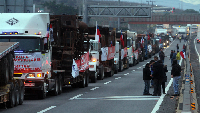 Movilización de camioneros había sido bloqueada por carabineros, sin embargo el Gobierno autorizó el paso a la Casa de la Moneda.