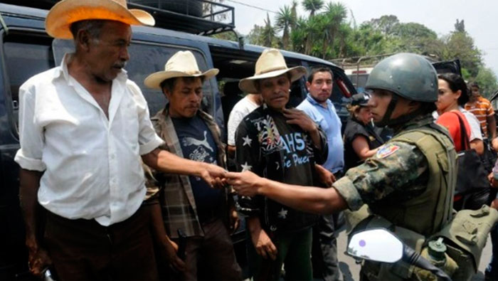 El presidente Otto Pérez Molina ordenó el estado de sitio por 30 días en cuatro municipios en el sureste de Guatemala después de que fuerzas de seguridad se enfrentaron con los opositores de un proyecto de propiedad canadiense de oro y plata.