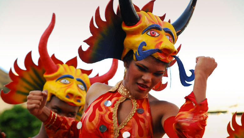 Un colorido desfile de artistas y bailarines dio inicio al día de Venezuela.