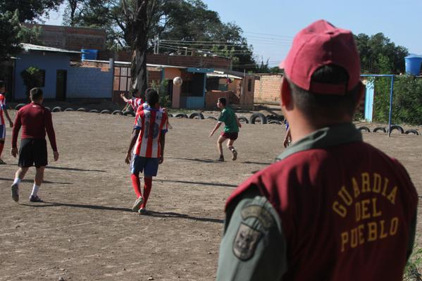 Miembros de la Guardia Nacional de Venezuela y las comunidades fronterizas del Táchira jugaron fútbol por la vida y contra el paramilitarismo.