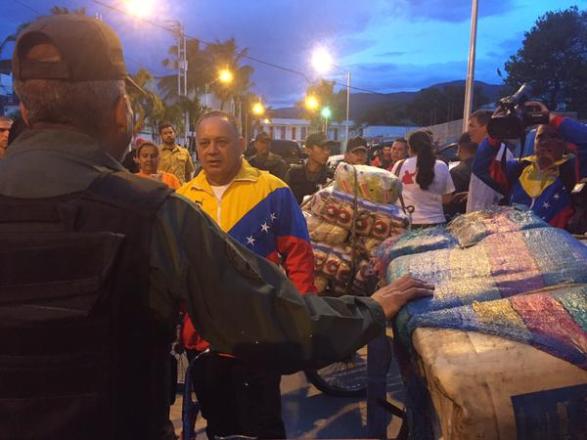 Contrabandistas en bicicletas fueron capturados cuando intentaban desviar grandes cantidades de alimentos a Colombia. 
