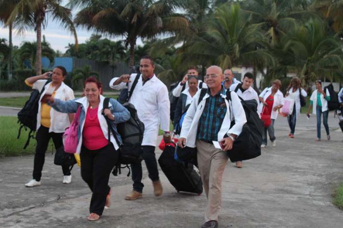 La brigada de colaboradores cubanos arribó a Dominica el pasado martes por vía marítima, pues las condiciones en que quedó el aeropuerto tras el paso de la tormenta tropical no les permitió hacerlo por vía aérea.