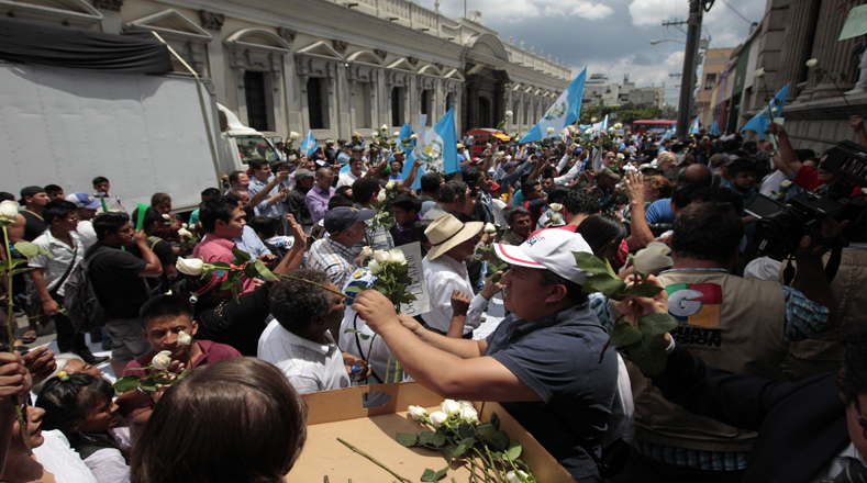A las afueras del Congreso los guatemaltecos afirmaron que el retiro de la inmunidad del Presidente Pérez Molina responde al clamor de miles de personas en ese país centroamericano.