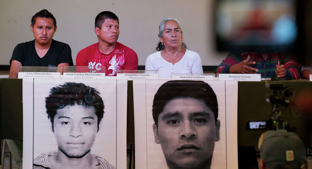 Familiares de los normalistas denuncian los abusos cometidos por el Gobierno de Peña Nierto