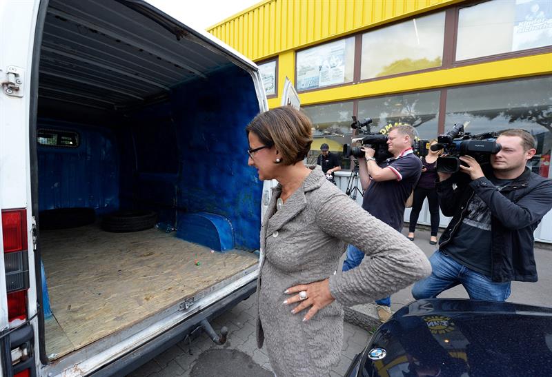 La ministra del Interior, Johanna Mikl-Leitner, inspeccionó el camión en el que se trasladaban los 24 jóvenes que salieron ilesos del hecho.